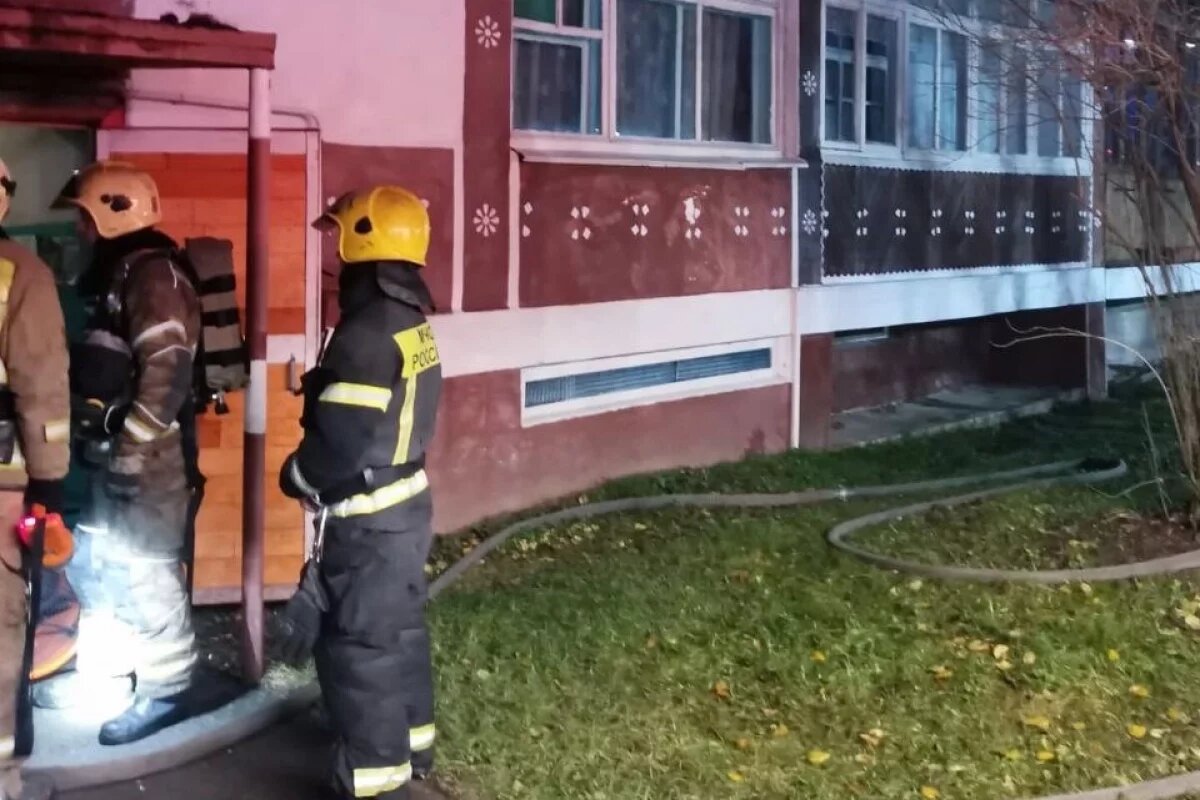    Огнеборцы спасли четверых детей на пожаре в двухэтажке в Псковском районе
