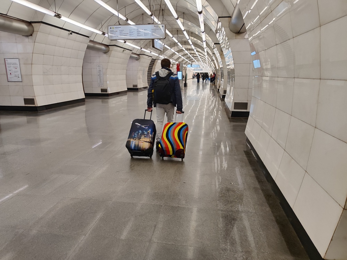 Как всегда, муж с чемоданами, я с телефоном.