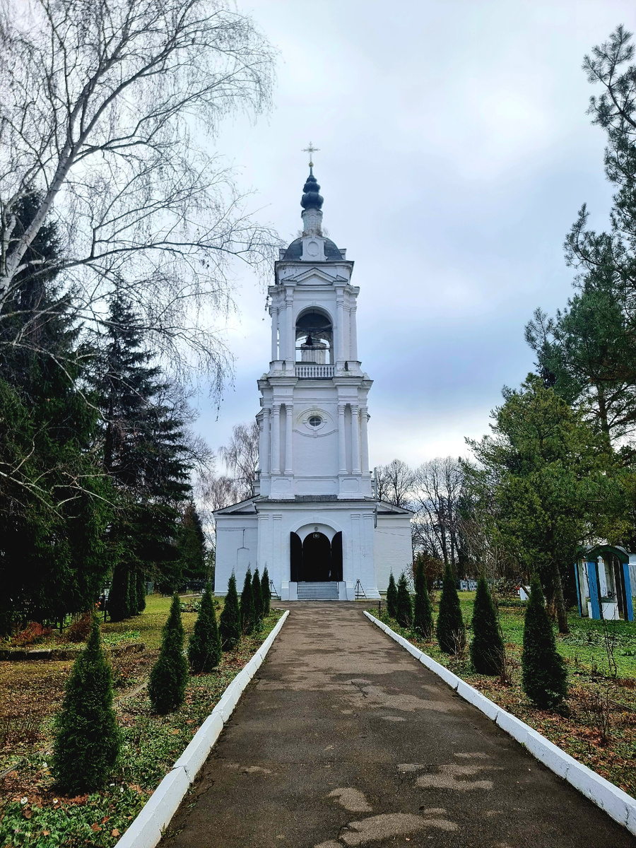 Тихвинская церковь в Авдотьино, постройка XVIII века. Бытует мнение, что её архитектором был Василий Баженов, друг и масон. Фотография из архива автора.