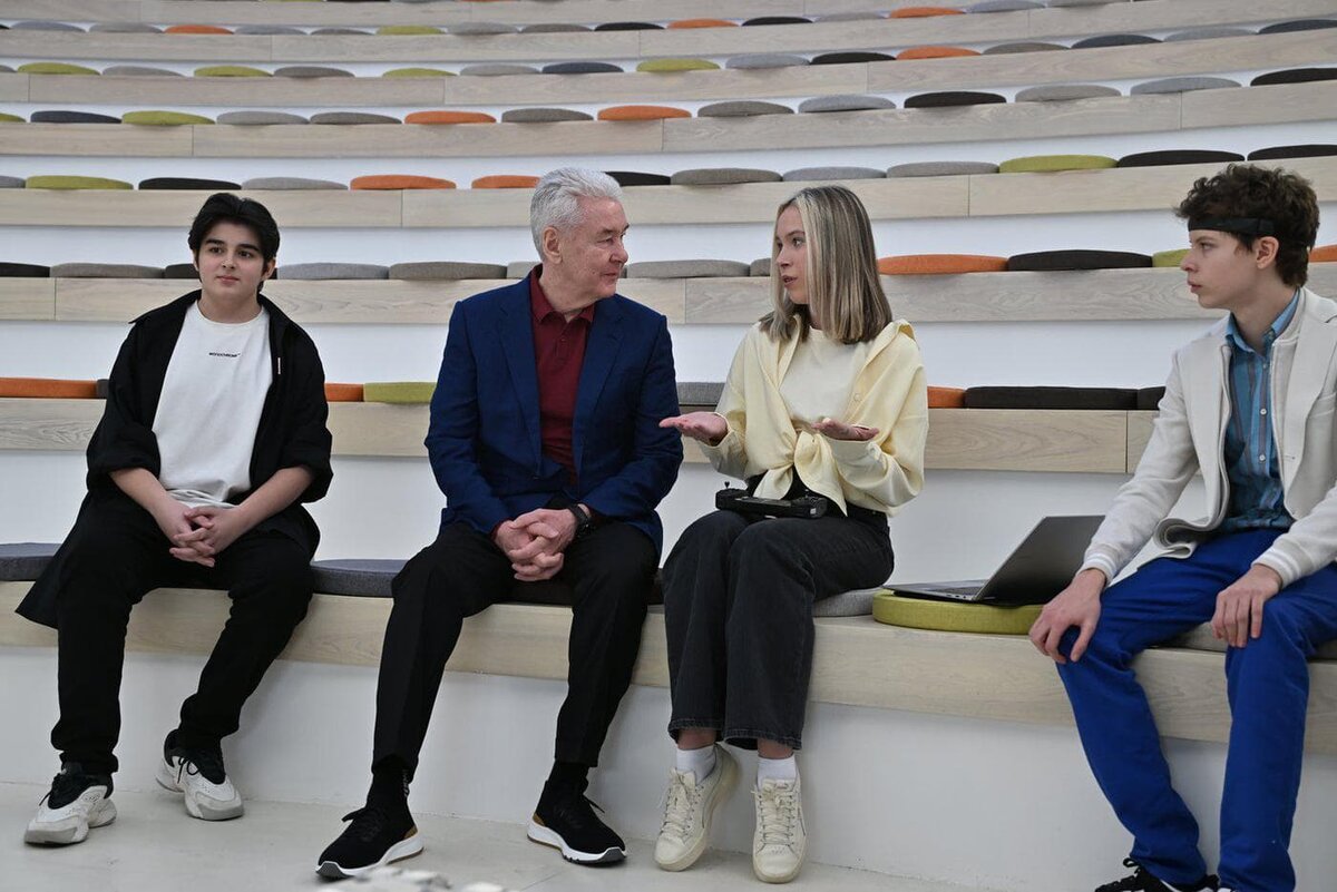    Сергей Собянин пообщался с учениками школы "Сколка" пресс-служба мэра и правительства Москвы