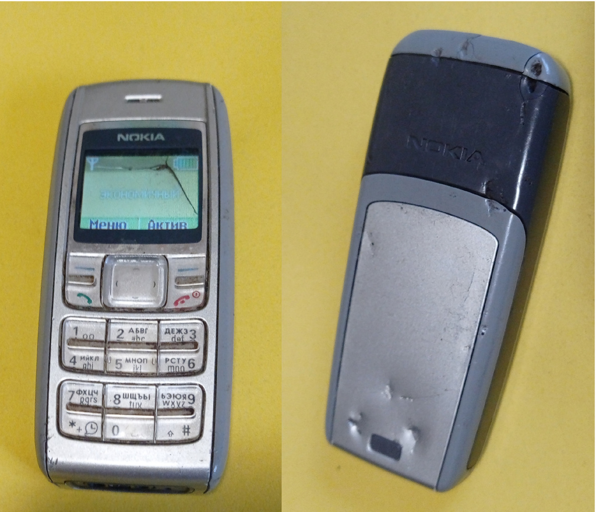 Герой моего рассказа. Хорошо видны повреждения. Светящийся экран указывает на то, что телефон до сих пор рабочий.