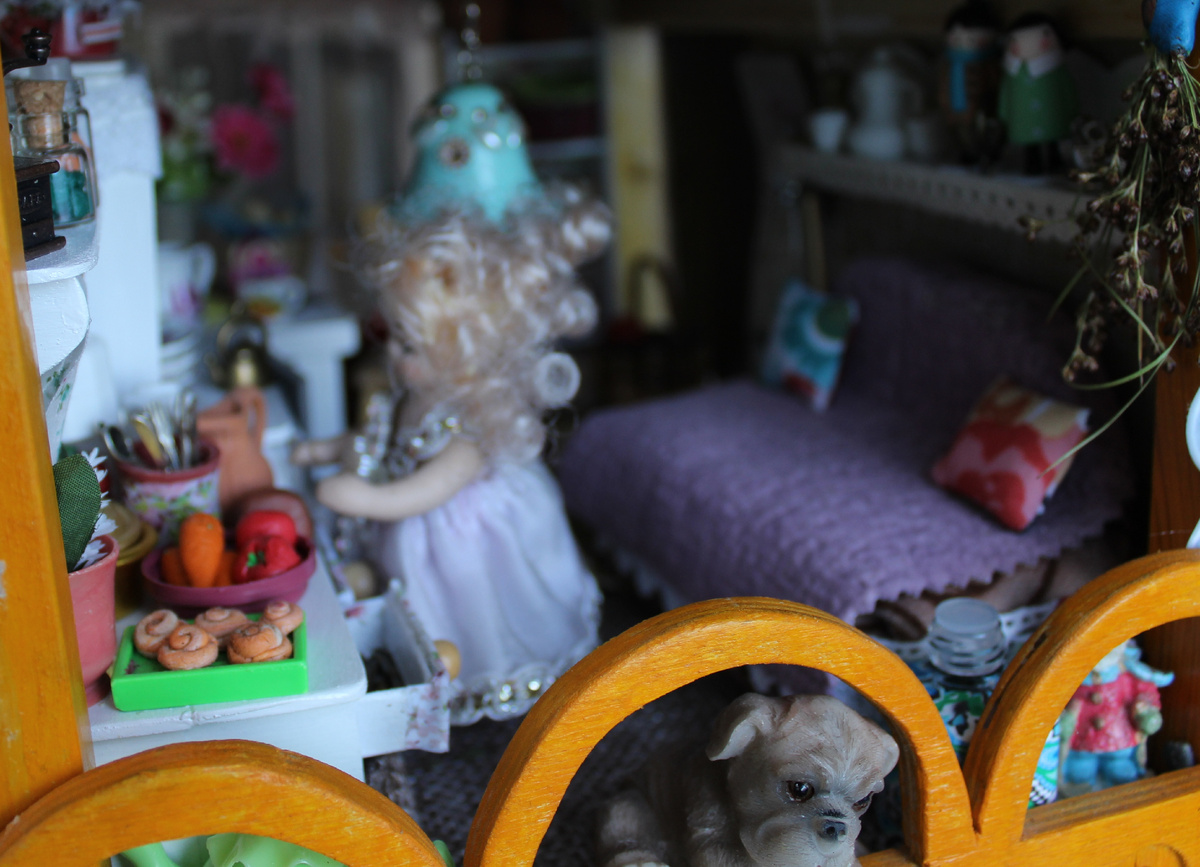 Это наша кухня. Здесь вся мебель сделана мной вручную. Сам домик из дерева, фанеры сделал папа.  