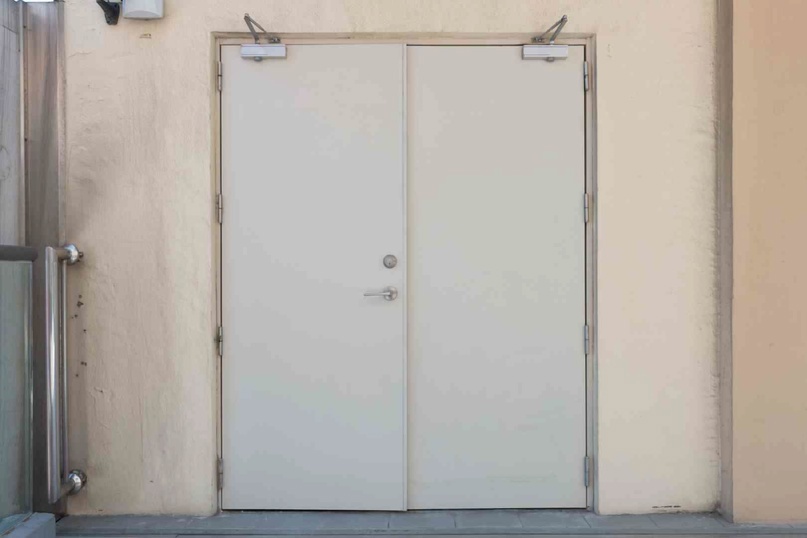 Противопожарные двери с антивандальной защитой