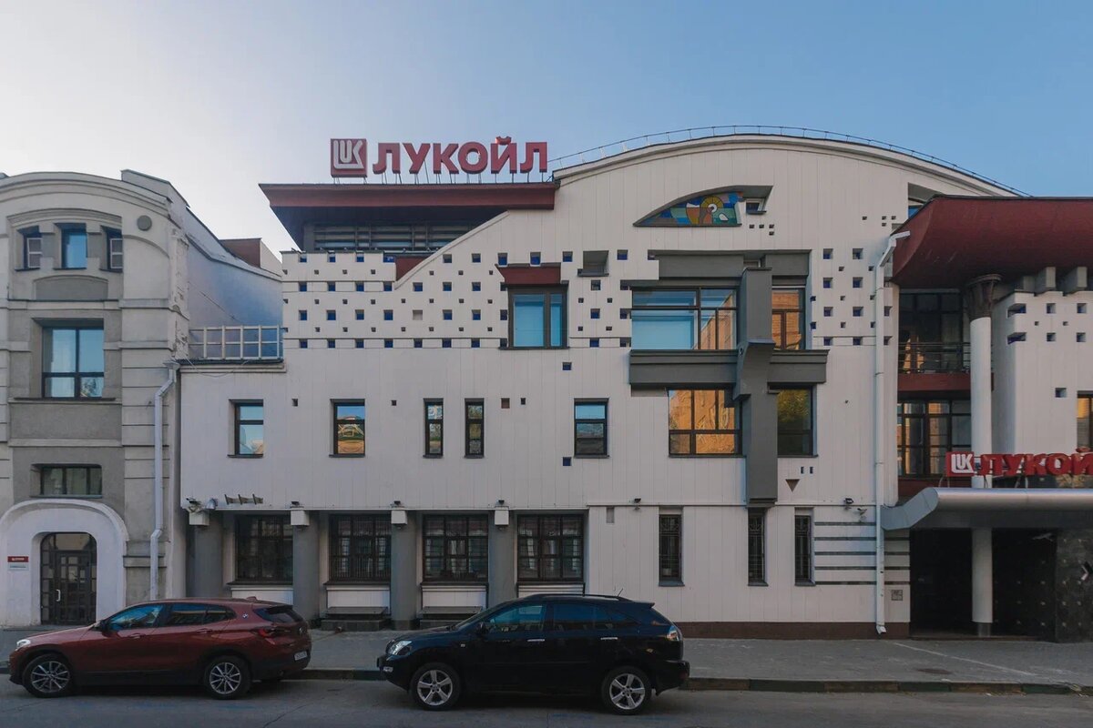Здание «Лукойла» на улице Грузинской — образец нижегородской архитектурной школы, отсылающий к «дырчатому» Дому Мельникова в Москве