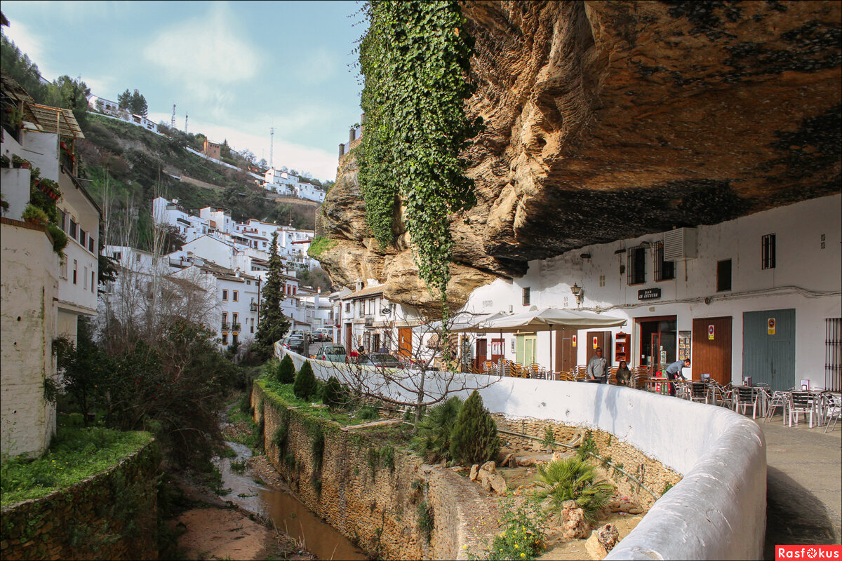 А вот и самая туристическая улица деревни