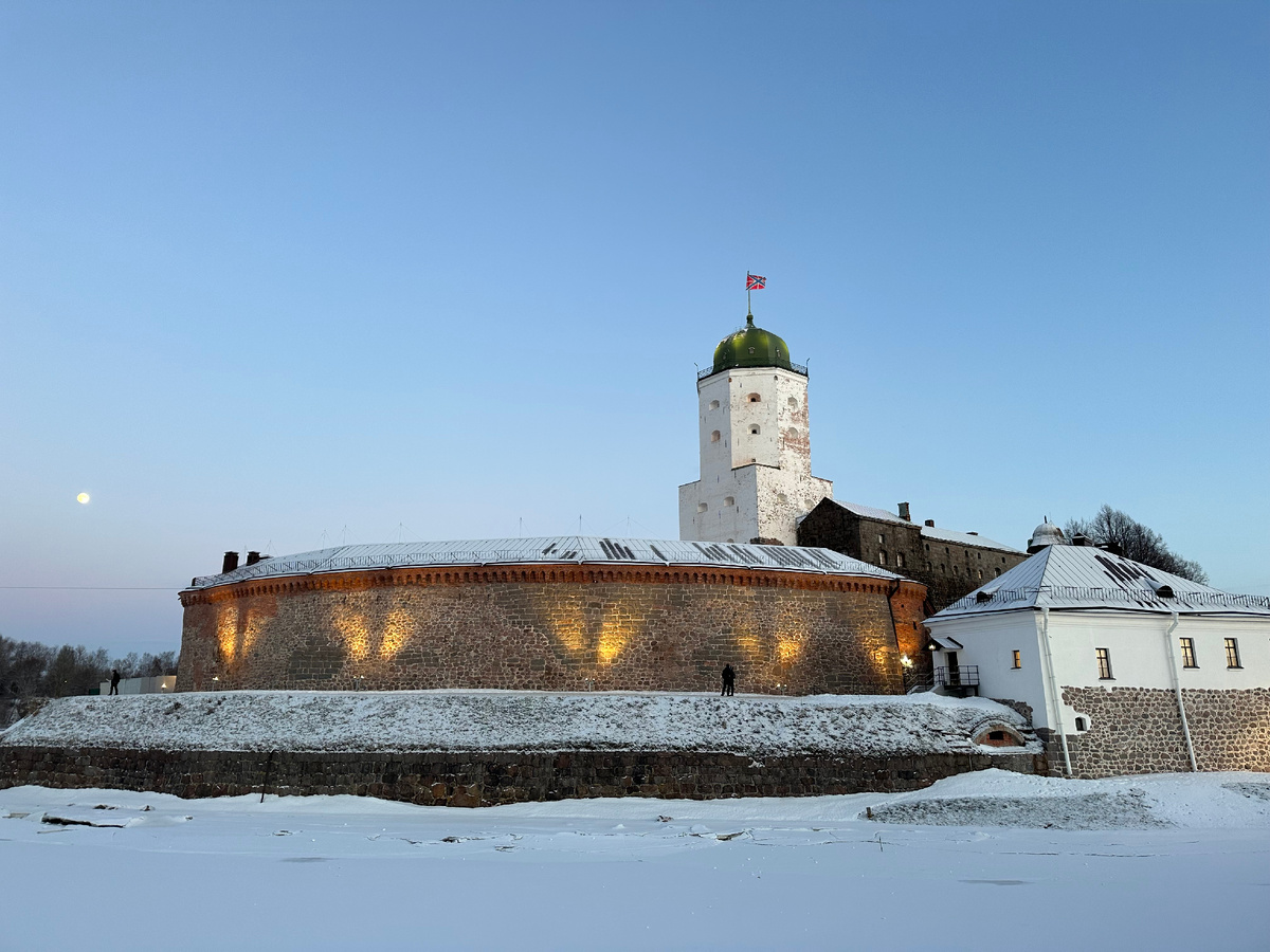  Выборг (в переводе со старошведского — «Святая крепость»).