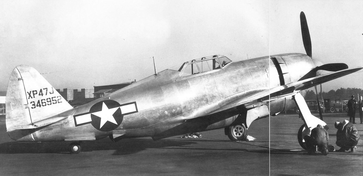  пожалуй самая известная фотография опытного истребителя XP-47J, сделанная перед заводом компании Republic в Фармингдейле, штат Нью-Йорк. Чтобы улучшить обзор назад стандартный фонарь истребителя P-47 Razorback (с закабинным гаргротом) был модифицирован