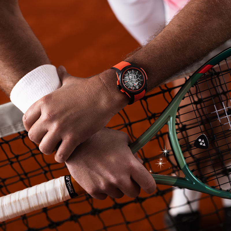 На фото: часы Norqain Independence Wild One Coral в 42 мм корпусе из композитного углеродного материала со скелетонизированным циферблатом