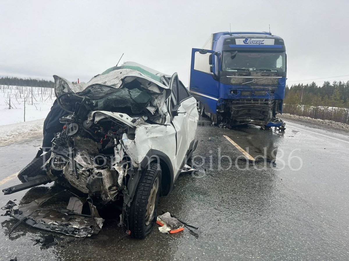    Из-за выехавшего на «встречку» водителя КамАЗа в ДТП в Югре погибли два человека