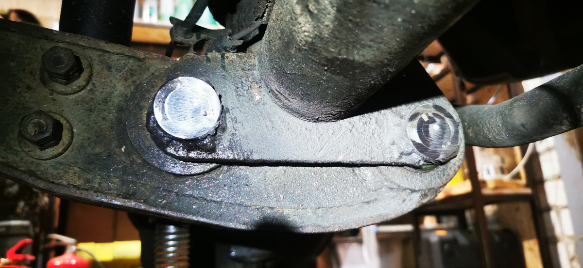 Срезал УШМ шляпки болтов.