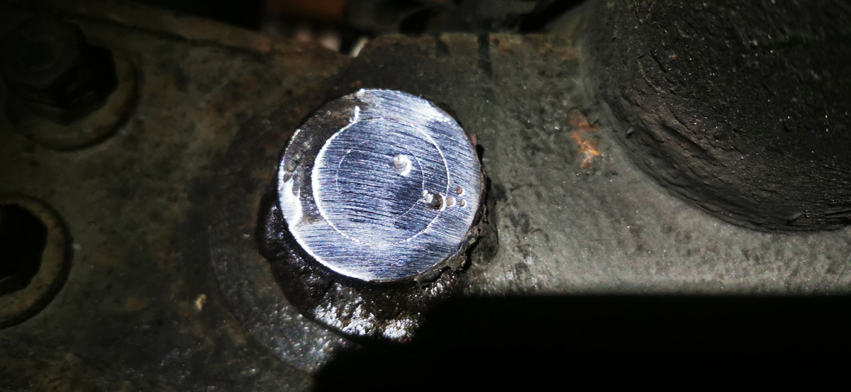 Срезал УШМ шляпки болтов-на срезе виден сам фиксатор, конусная втулка и болт.