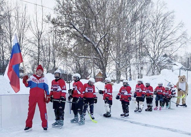 Тренер Кристина Федотова с юными хоккеистами на площадке, установленной в селе Калинино в рамках реализации программы развития детского хоккея «Добрый лёд»