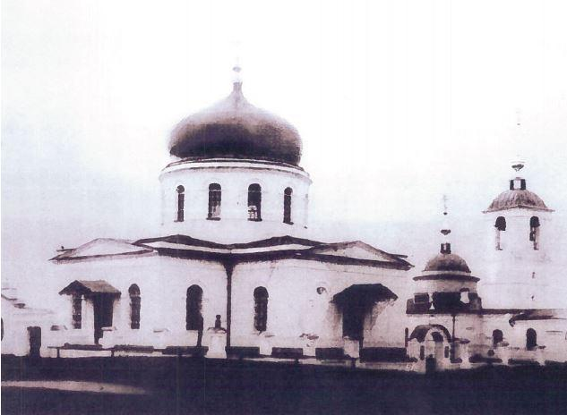 На переднем плане - Казанская церковь середины XIXв века, на заднем - Спасская церковь, середины восемнадцатого, построенная на месте деревянной церкви. Фотография конца XIX века