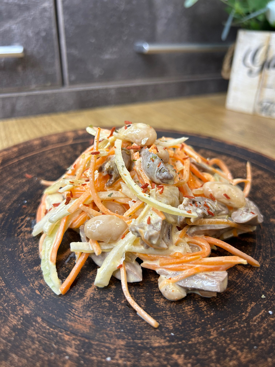 Вам понадобится всего 5 ингредиентов: куриные сердечки, морковь по-корейски, фасоль (белая) консервированная, лук репчатый и майонез.