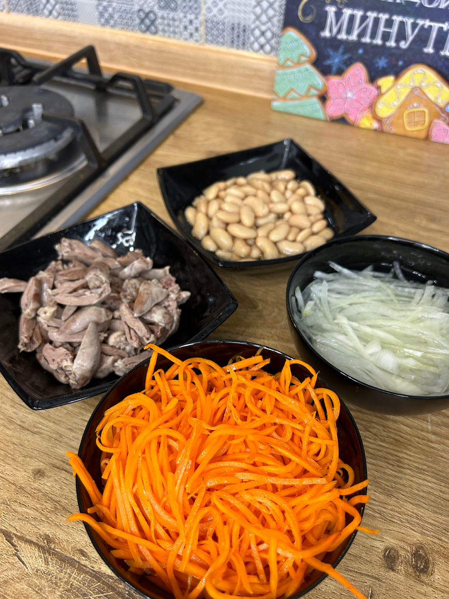 Куриные сердечки необходимо отварить до готовности . Лук нарезать полукольцами и замариновать (переложите в небольшую чашку и залейте водой. Добавьте ~ 1 ст.л. уксуса (6%)-по желанию).