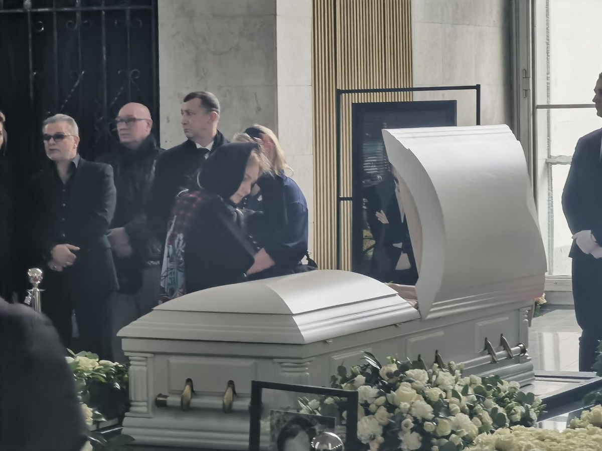 Сначала вдова Владимира Левкина была в платке. Фото: Ольга Храбрых / Teleprogramma.org