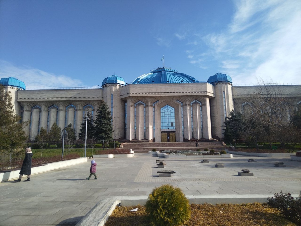 Само здание музея намекает на его внушительную вместимость! И да, залов тут много…