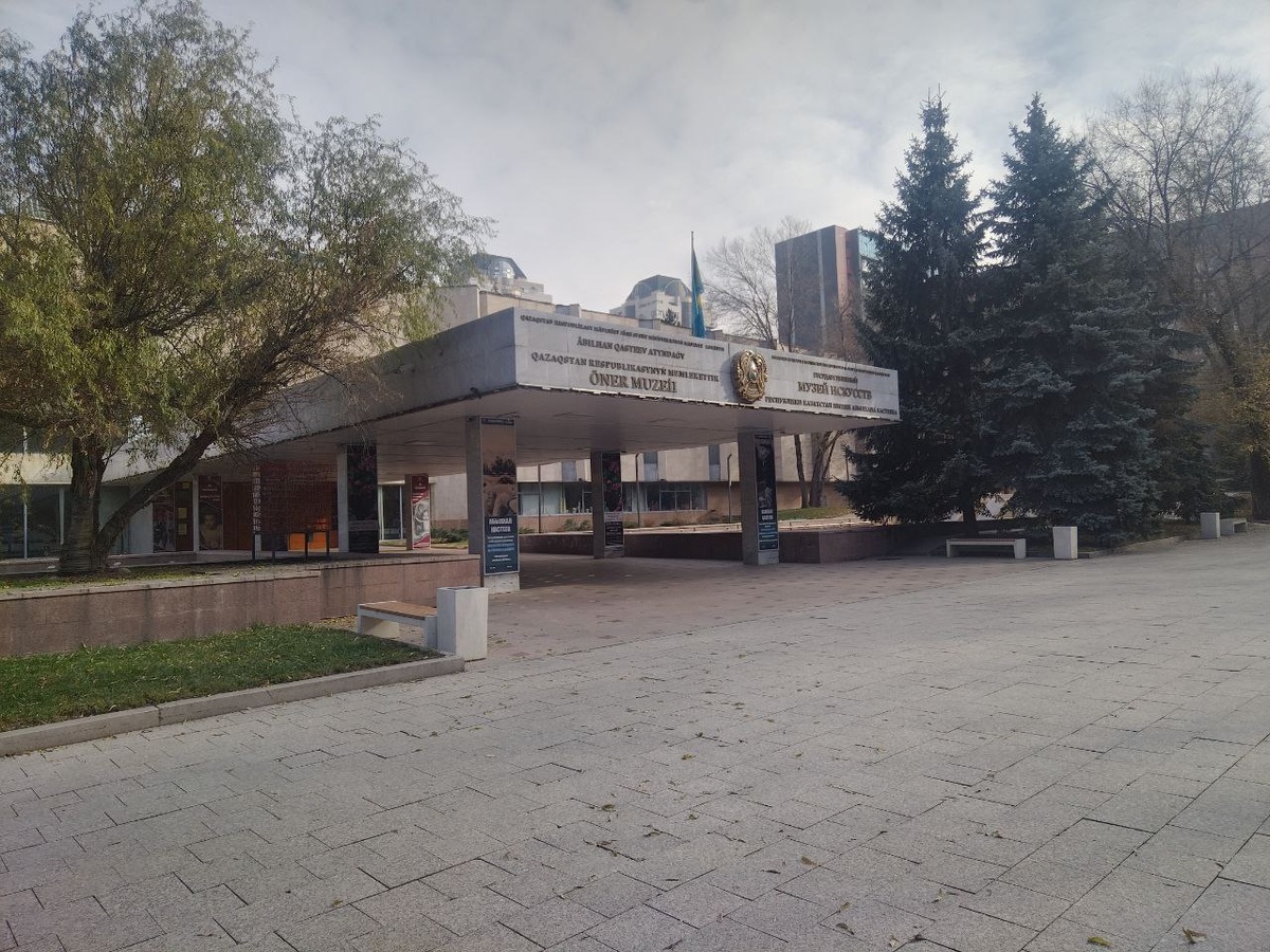 Центральный вход в самую большую художественную коллекцию страны. Да, тут много полотен местных художников…