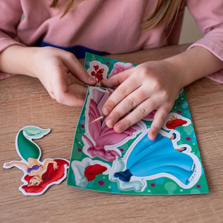 Ариэль с накладными магнитными платьями. 