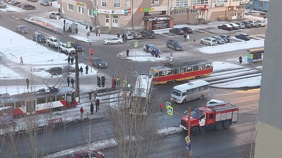    ДТП с автобусом и трамваем в Барнауле. Источник: "Инцидент Барнаул"