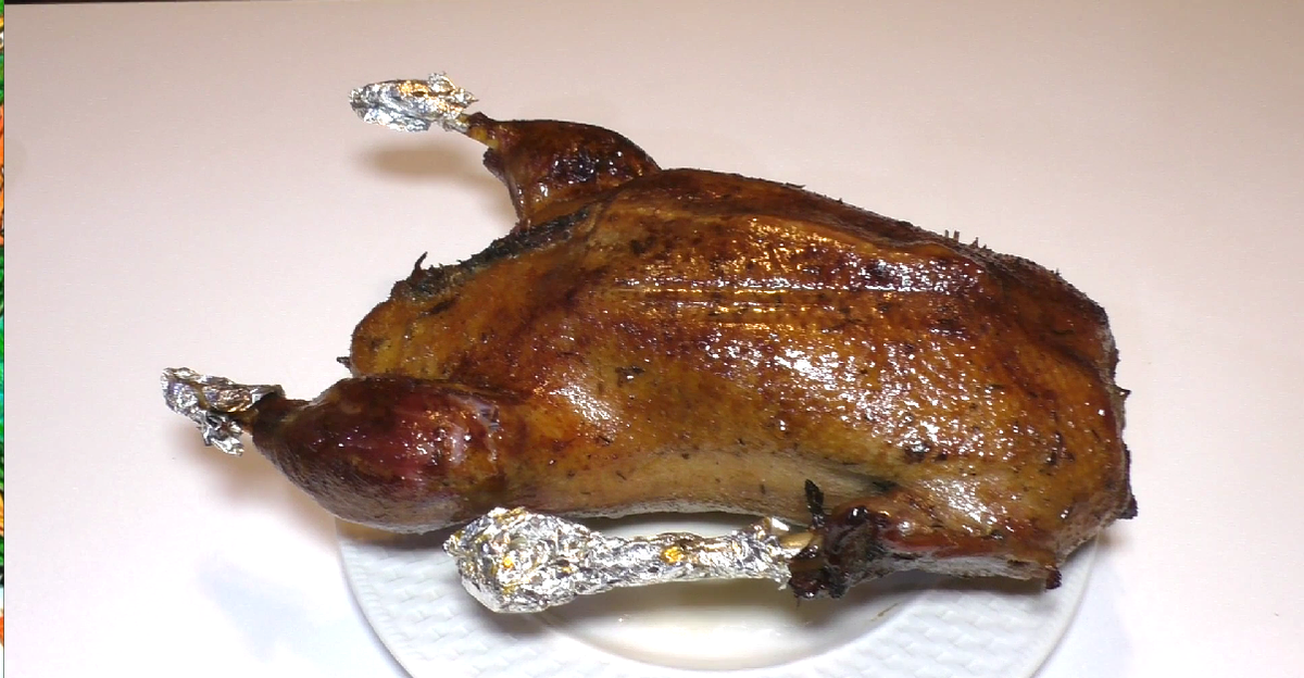 Гусь запеченный целой птицей