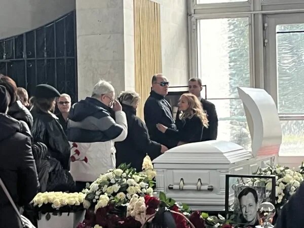    Вдова Левкина не отходила от гроба, фото: thevoicemag.ru