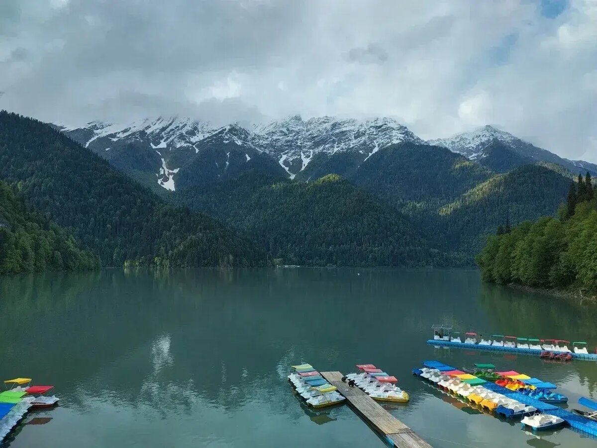     Озеро Рица - жемчужина Абхазии. © "Интерфакс". Сюзанна Лотфи