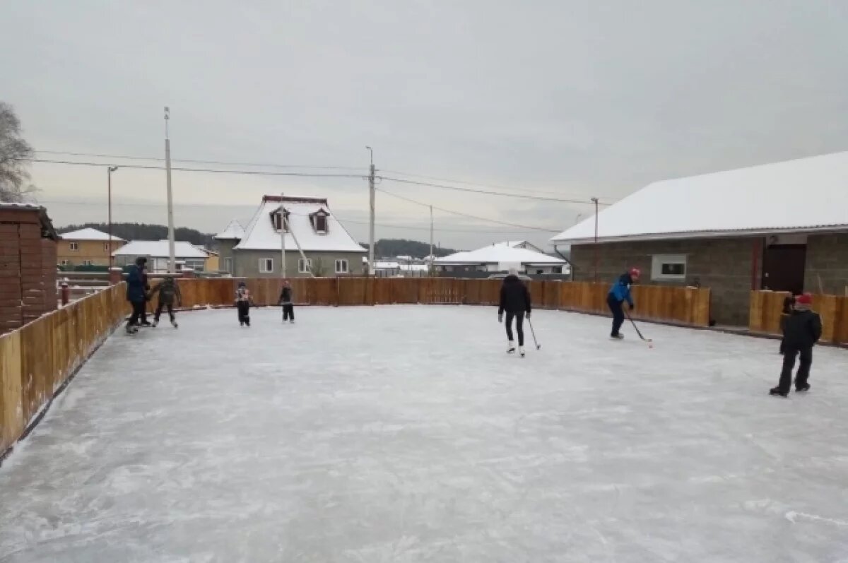    Канадец Матвей Берри заливает на своем участке лед и приглашает играть в хоккей с мячом.