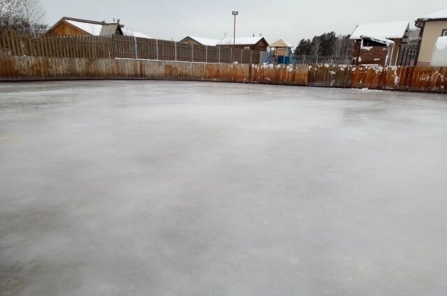    Каток в частном секторе. Фото: Группа ВК "Хоккей с мячом в Сосновоборске"