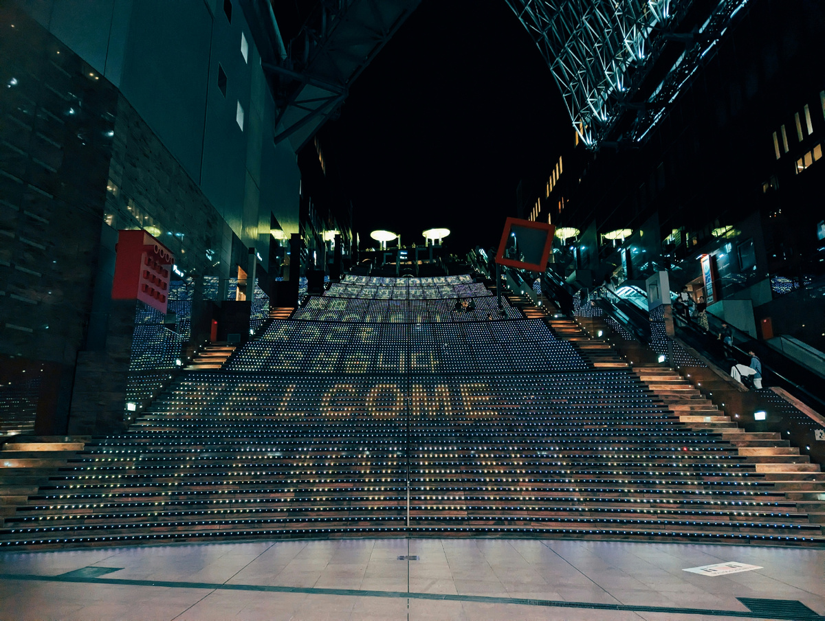 "В эту ночь одинокие люди одинокими быть перестанут
И на всех языках запоют про любовь."(с) Фото: Unsplash