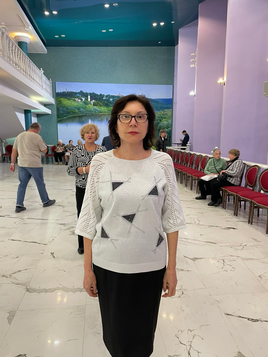 в фойе филармонии перед концертом