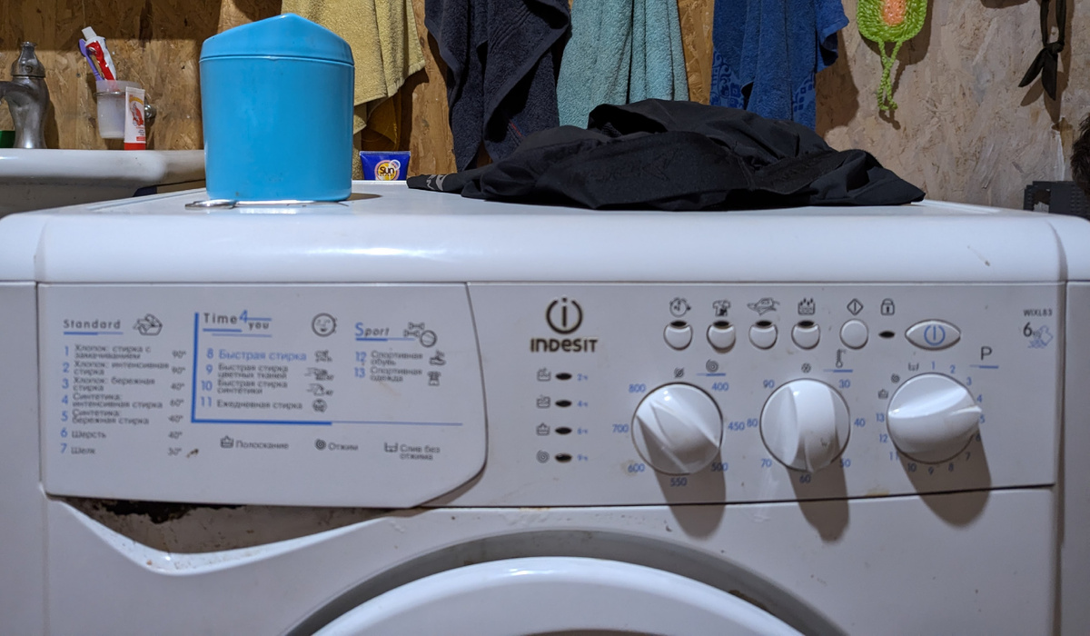 Думаю, ни у кого не возникнет трудностей с определением параметров выбранного режима: 4.Синтетика, 60 градусов, 800 оборотов. Дополнительное полоскание или там замачивание не выбраны