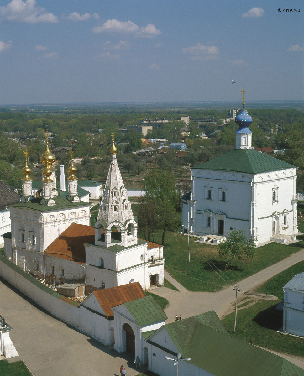 Вид на Спасский монастырь с соборной колокольни Кремля. На первом плане - Богоявленская церковь, в центре двора - одноглавый Спасо-Преображенский собор