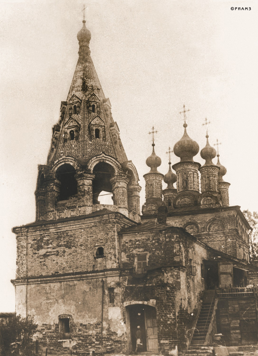 Так выглядела Богоявленская церковь в 1945 году. Справа устроена лестница, ведущая на 2 этаж