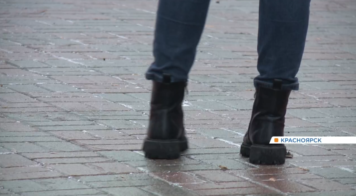     Жители Красноярска жалуются на жуткий гололед на тротуарах