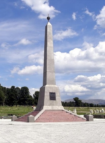 Обелиск на Семинском перевале, установленный в честь добровольного вхождения в 1756 году алтайского народа в состав Российского государства.