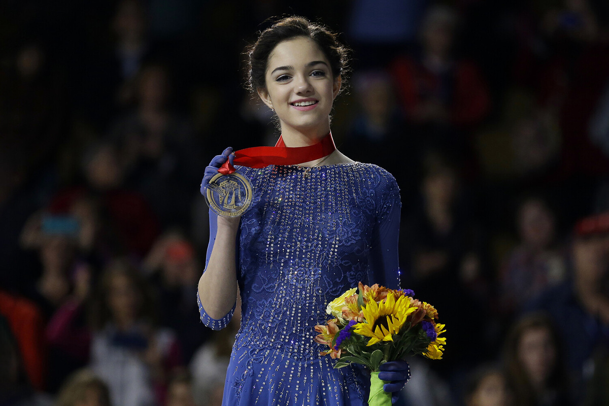 Фигуристка Евгения Медведева с золотой медалью после победы в женском соревновании по фигурному катанию на турнире Skate America, Милуоки, 24 октября 2015 года ©Jeffrey Phelps/AP  📷