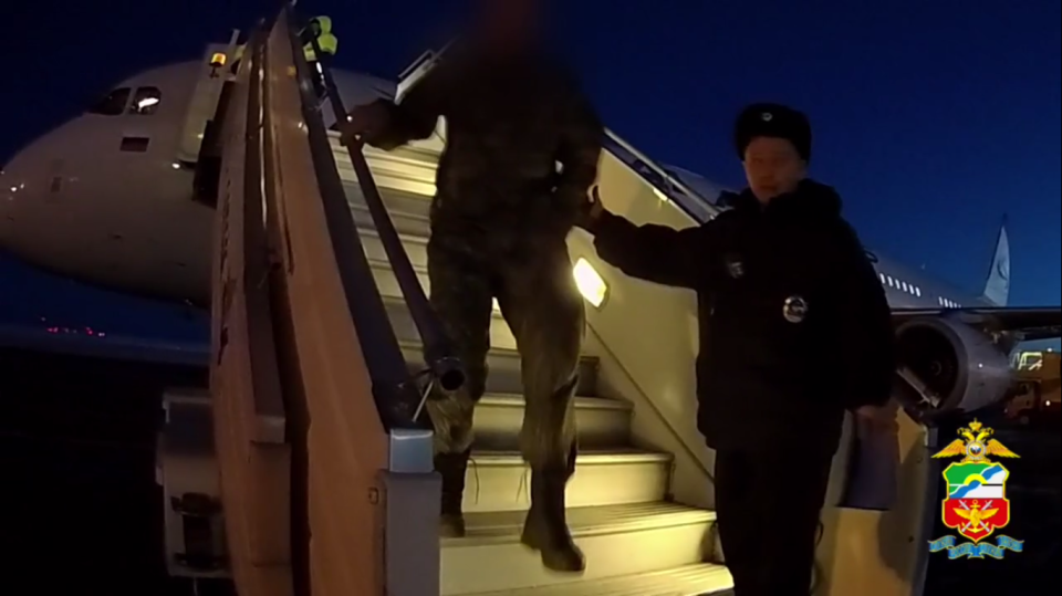    В барнаульском аэропорту задержали прилетевшего из Москвы дебошира. Источник: Кадр из видео