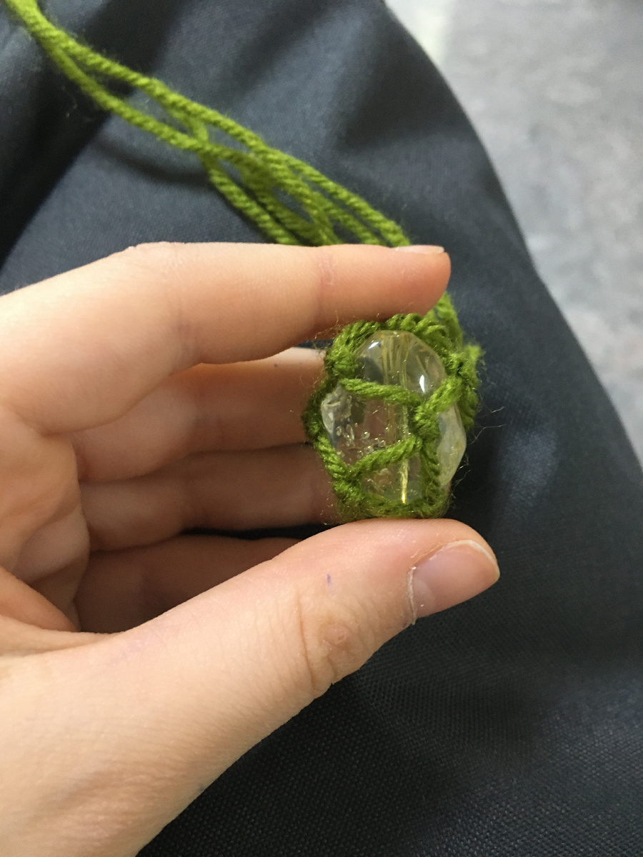 Берём нитку 🧵20 см и делаем узелок вот так: