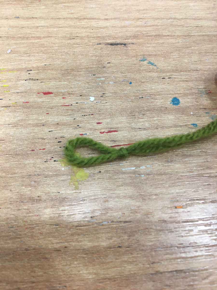 Отрезаем 🧵другую тоже 20 см и привязываем вот так: