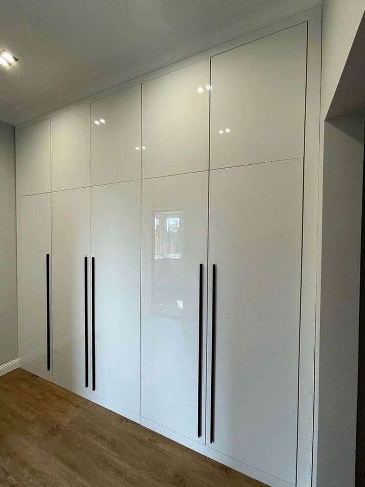 Шкаф с ручками