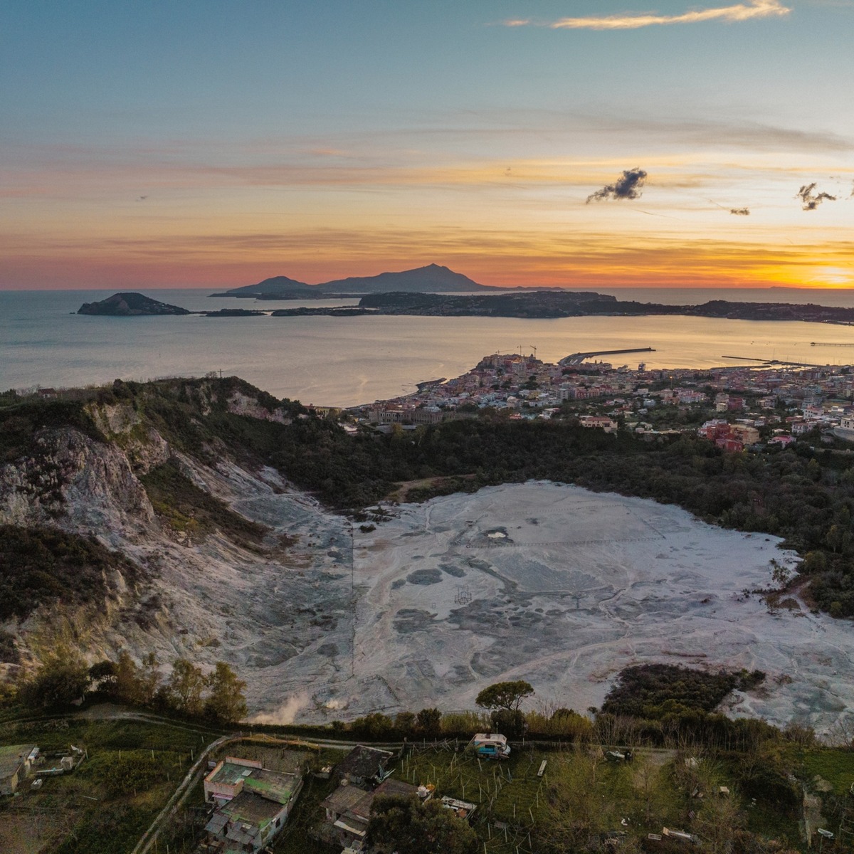 Вам также может понравиться
Естественные науки800 000 лет назад на Землю упал огромный метеорит. Возможно, учёные только что нашли это место.
Естественные наукиРедкий и загадочный «эффект домино» вызвал 4 мощных землетрясения в Афганистане
Естественные наукиОгромный вулкан недалеко от Неаполя содрогается. Что это значит?
