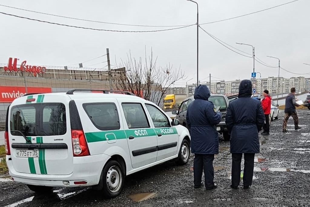    Очередной совместный рейд судебных приставов, сотрудников Госавтоинспекции и регионального управления автодорог прошел 18 ноября на проспекте Победы, 85.