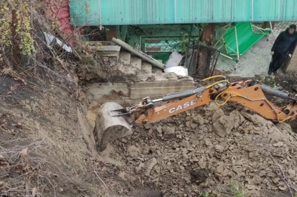    Соседи экскаваторами ускоряют уничтожение дома оползнем в Железноводске