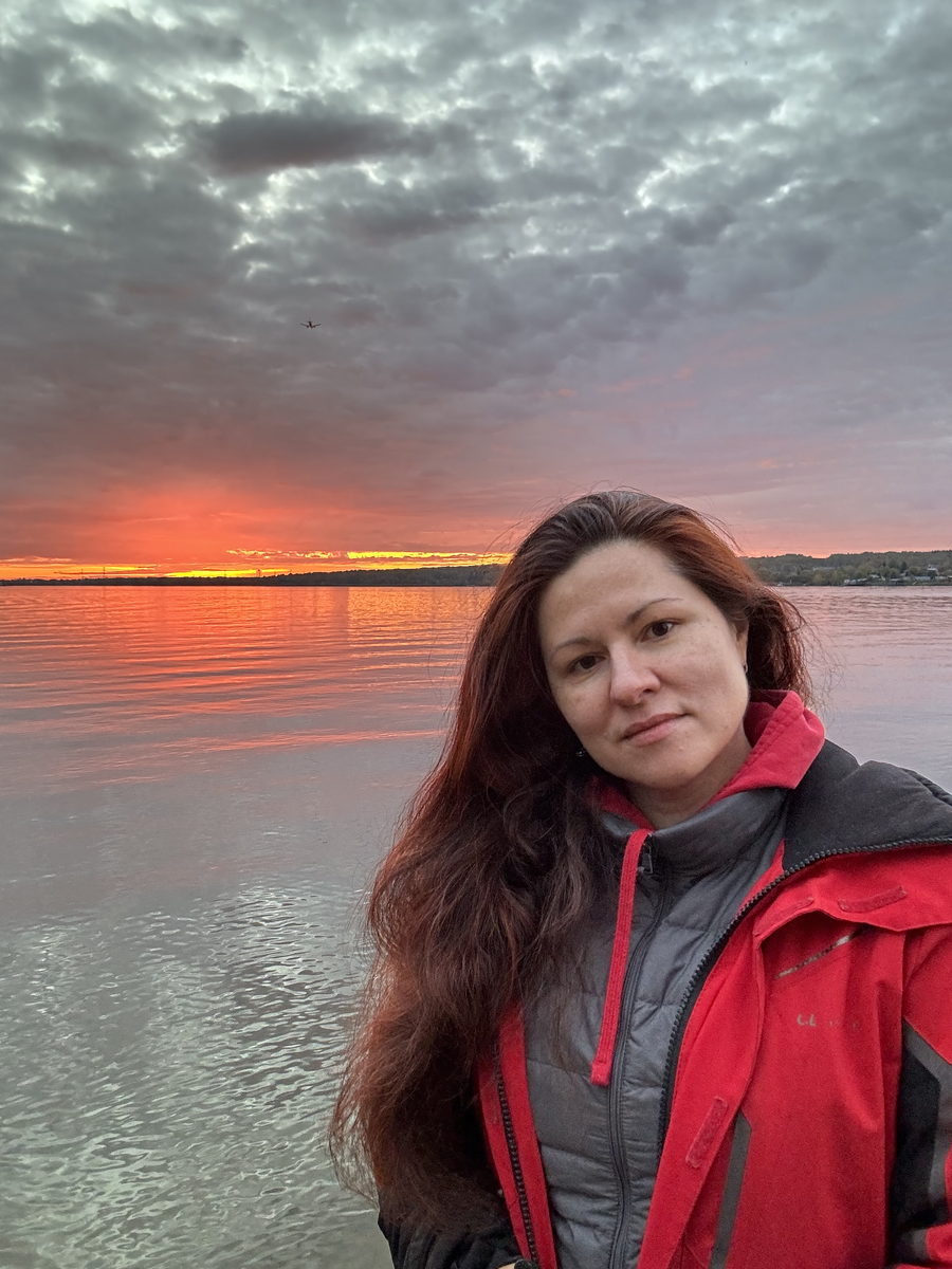 Татьяна Красильцева - тренер, нутрициолог, преподаватель, а позади канал Волга-Москва (залив)