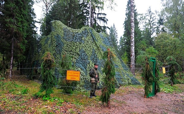 Маскировачная сеть и что-то под ней