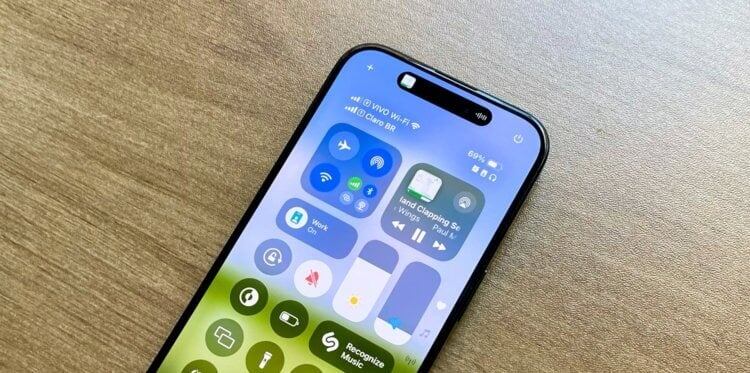    Чтобы не тянуться к верхнему углу экрана, запуск Action Button можно перенастроить. Изображение: bgr.com