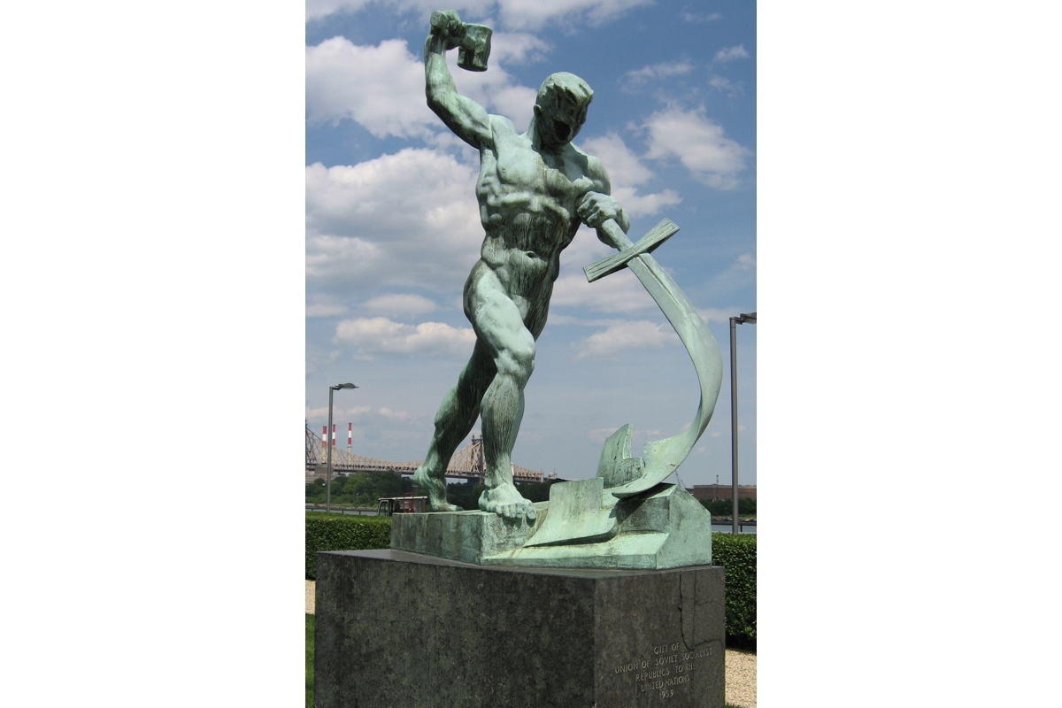 ООН📷Скульптура «Перекуем мечи на орала»