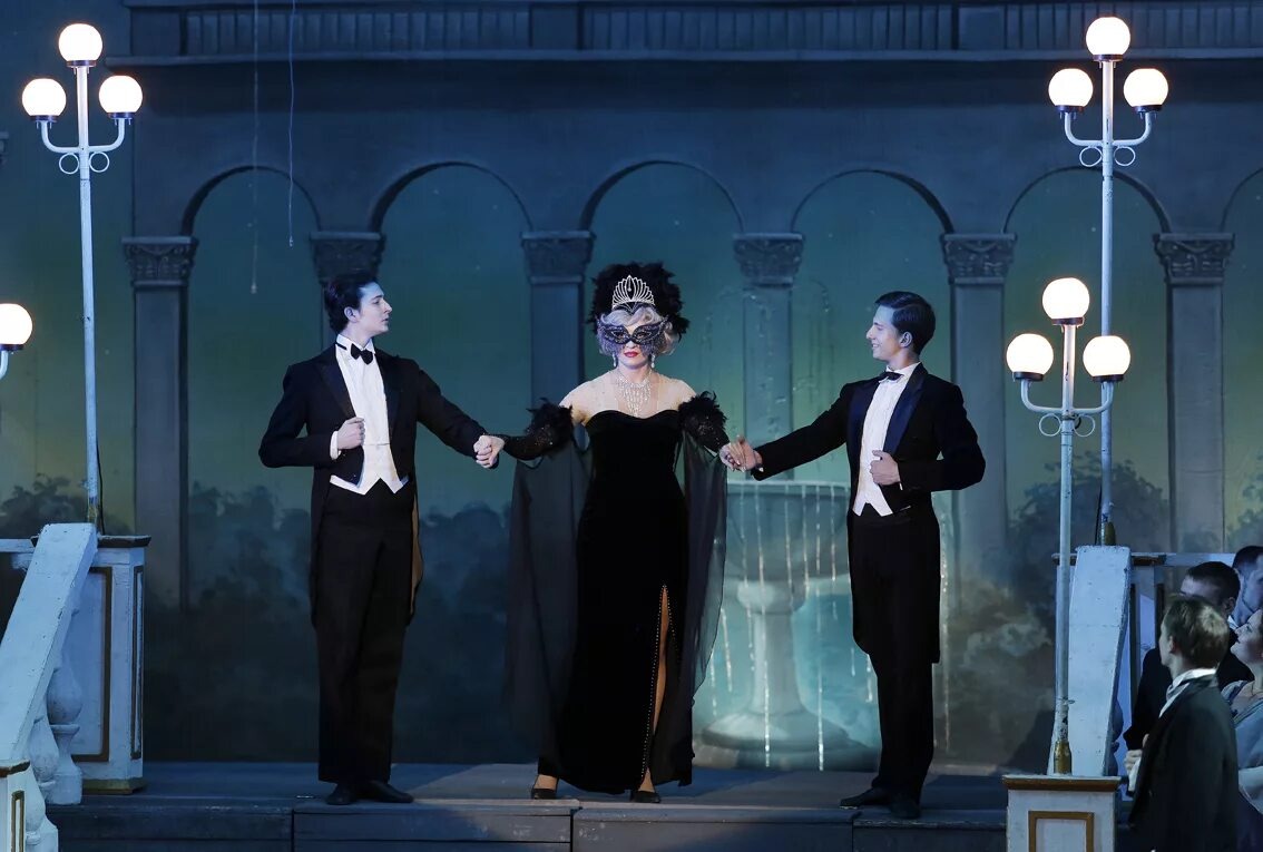 Звезде оперетты одного кавалера мало, как правило))