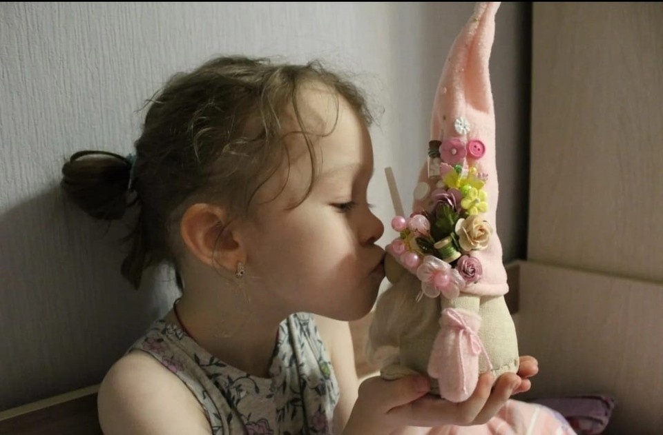    Первыми, кто оценивает творчество Ксении, становятся её девочки. Красавицы растут в атмосфере волшебства! Фото: архив семьи.